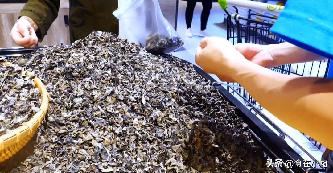 木耳直接用清水洗就可以了吗,新鲜木耳怎么清洗才能除虫卵