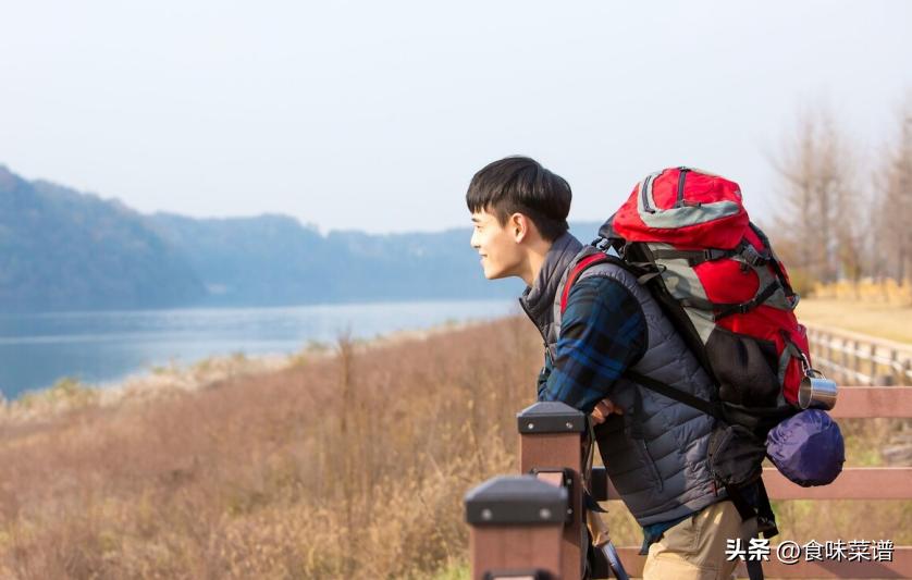 00后男大学生“特种兵式”旅游走红，背包常备这5样，旅途不受罪