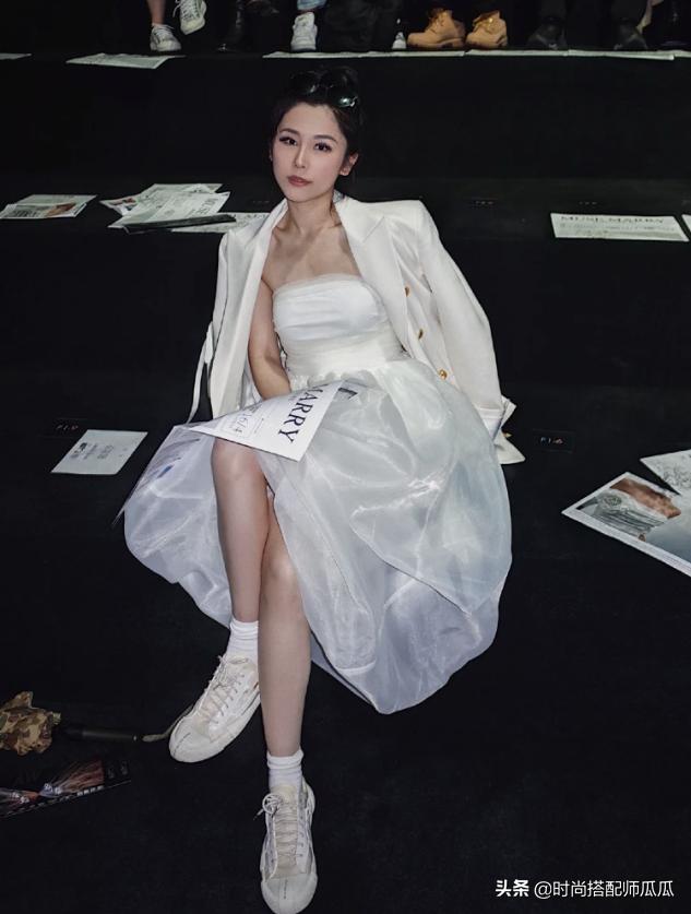 黑色的高帮帆布鞋配长裙子好看吗,黄色帆布鞋搭配什么裙子最好看