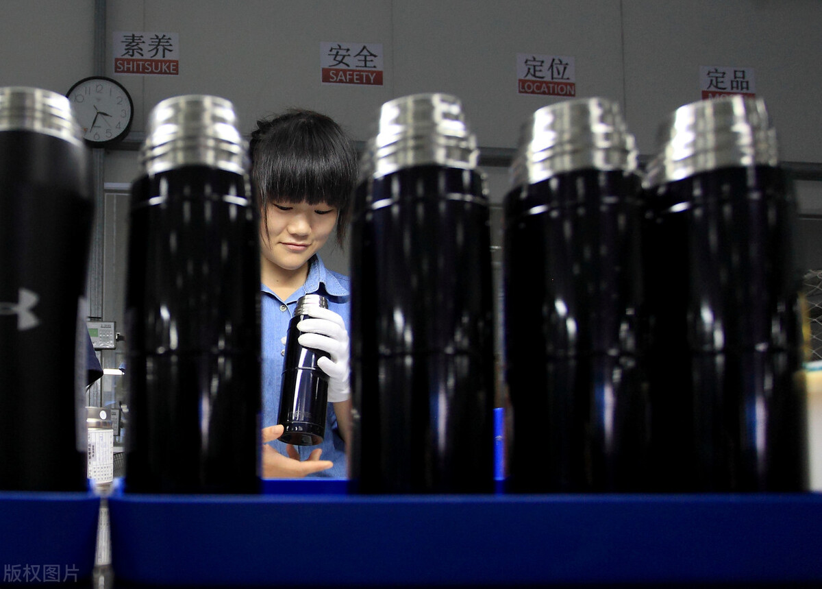 19种保温杯遭央视曝光！重金属超标热水进“毒水”出，家长需谨慎