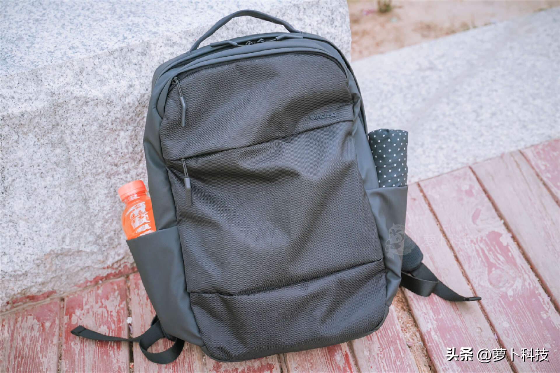 笔记本360°环绕保护,好看又能装,苹果合作品牌INCASE背包评测