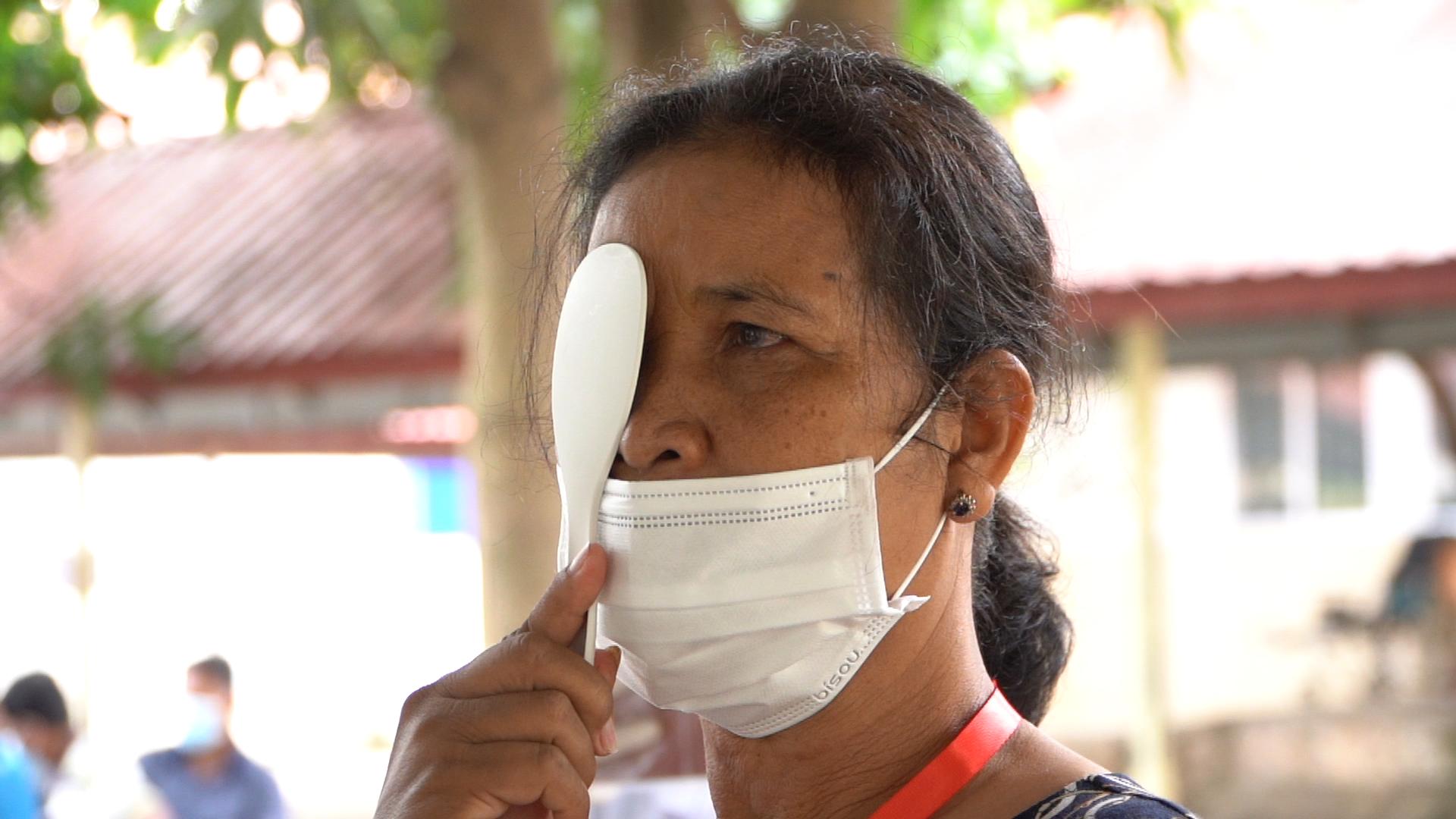 丝路盛放洋紫荆|港NGO联手内地医疗队出海扫“盲”50年柬埔寨白内障患者复明：我能看到了！