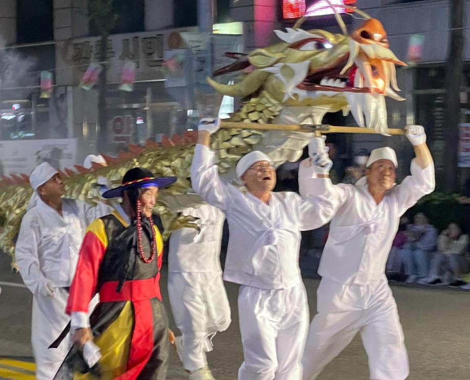 网红曝光韩国端午活动现场！大量使用汉字不伦不类，场面简陋可笑