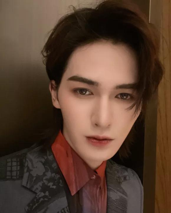 又土又浮夸，当男明星用上美颜滤镜，一个比一个怪异，太好笑了