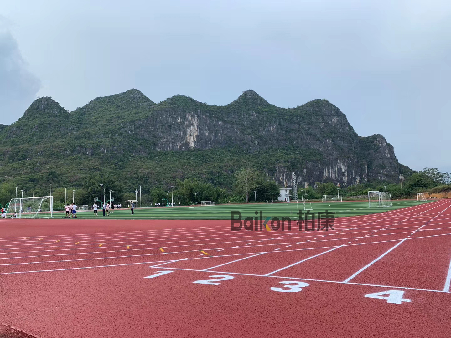 塑胶跑道为什么荧光,塑胶跑道为什么会变色