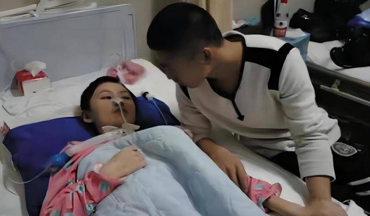 大连男子负债照顾植物人女友,大连男子不离不弃救助植物人女友