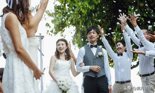 夫妻参加婚礼怎么随礼,新娘结婚伴娘随礼一般多少