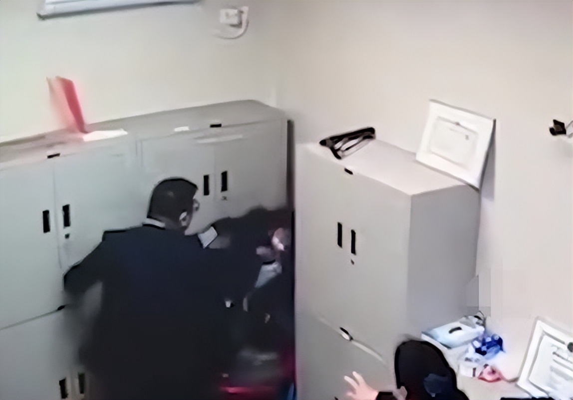 警方回应男子深夜殴打女子10分钟,一男子殴打女友