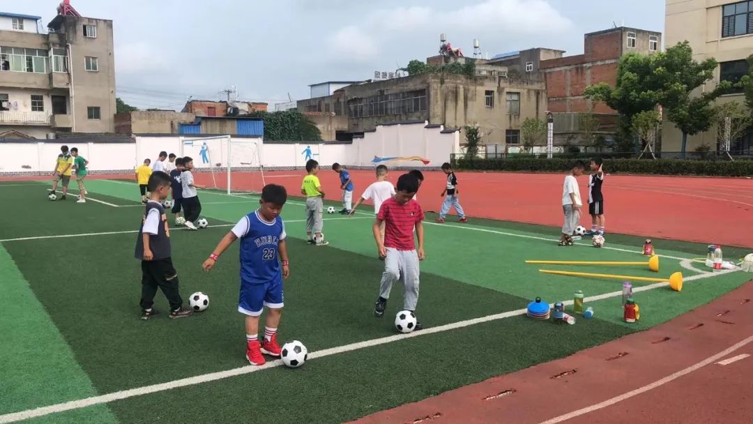 争当阳光好少年主题活动教案,争做阳光少年彰显足球精神