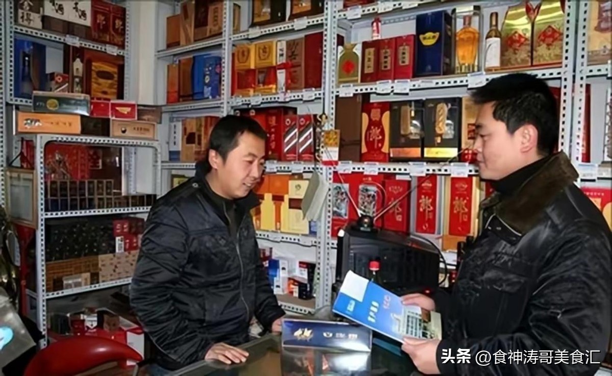 买酒问自己喝还是送人啥意思,买白酒的送人正确方法和技巧