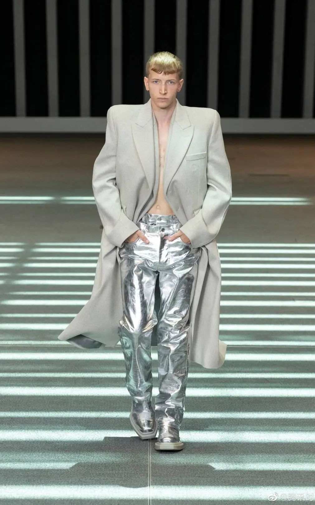 现在流行宽肩,韩国流行宽肩