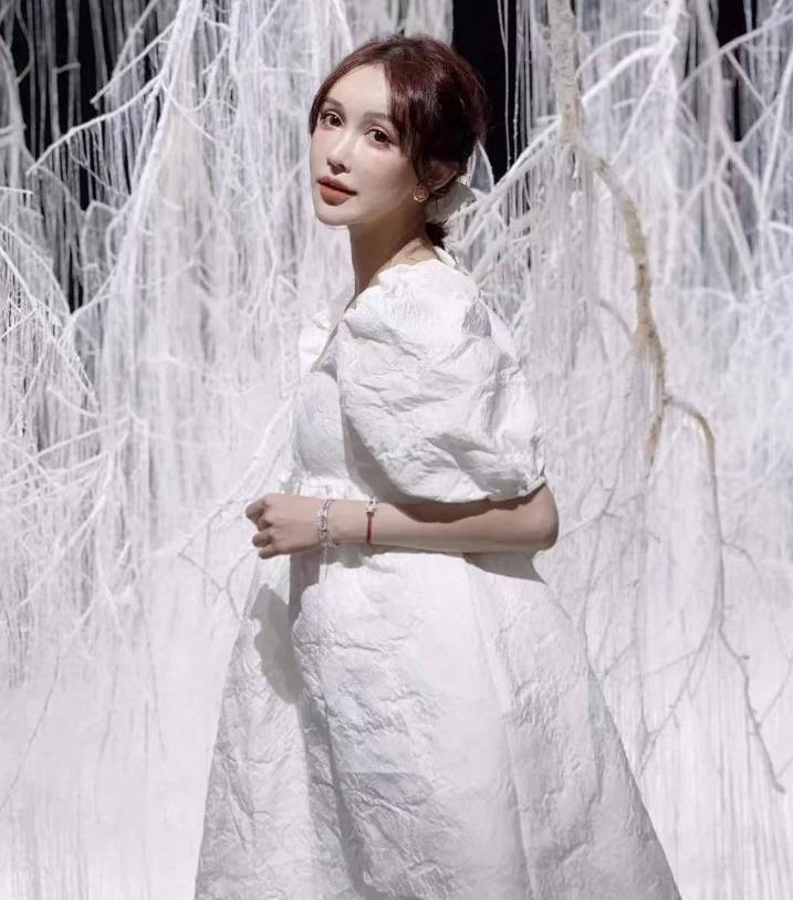 85后沈阳女孩花400万，整容超300次，直言：和父母断绝关系也不怕