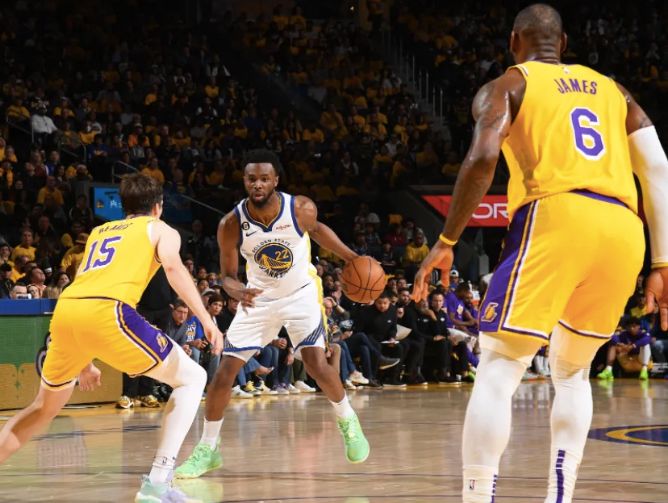 曝维金斯左肋骨软骨骨折疑受伤一幕曝光空中被詹皇推倒