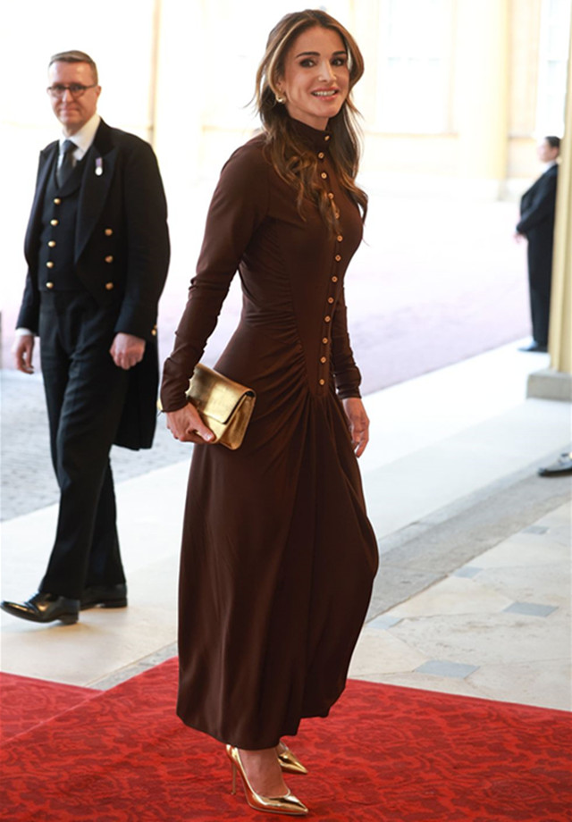 西班牙王后经典穿搭,西班牙王后实力演绎花裙穿搭