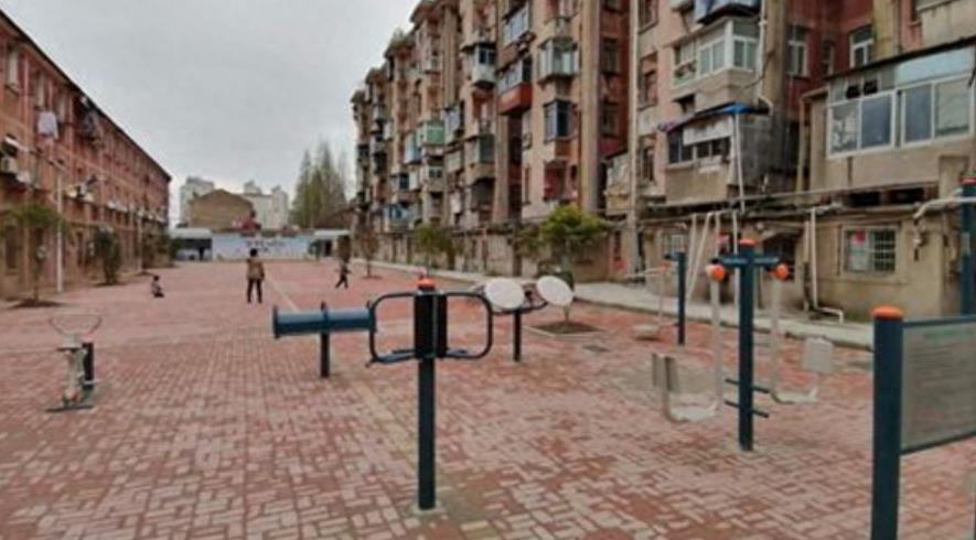 40岁，老光棍，隔壁新来的大妈故意走光，无意看到那抹黑色风景