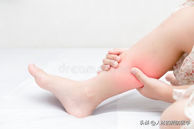 小腿脱皮是缺少什么营养,小腿脱皮像鱼鳞是缺维生素吗