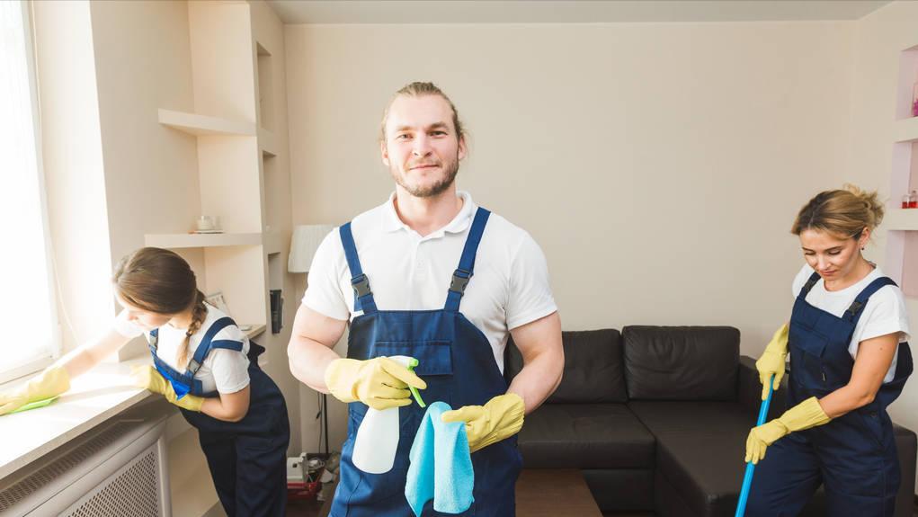 富婆花钱雇的男保姆,花5000雇男保姆对比女保姆