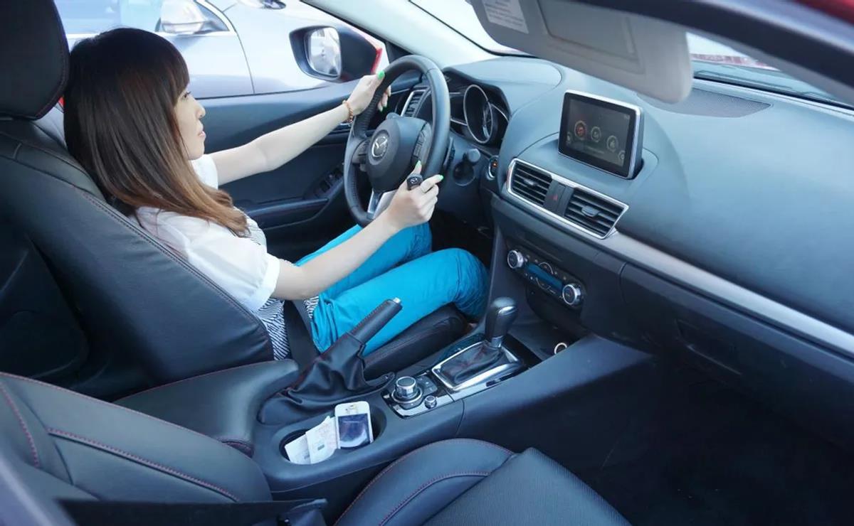 18岁男生被驾校女生教练猥亵,下半身被咬出血:那个女人就像疯狗