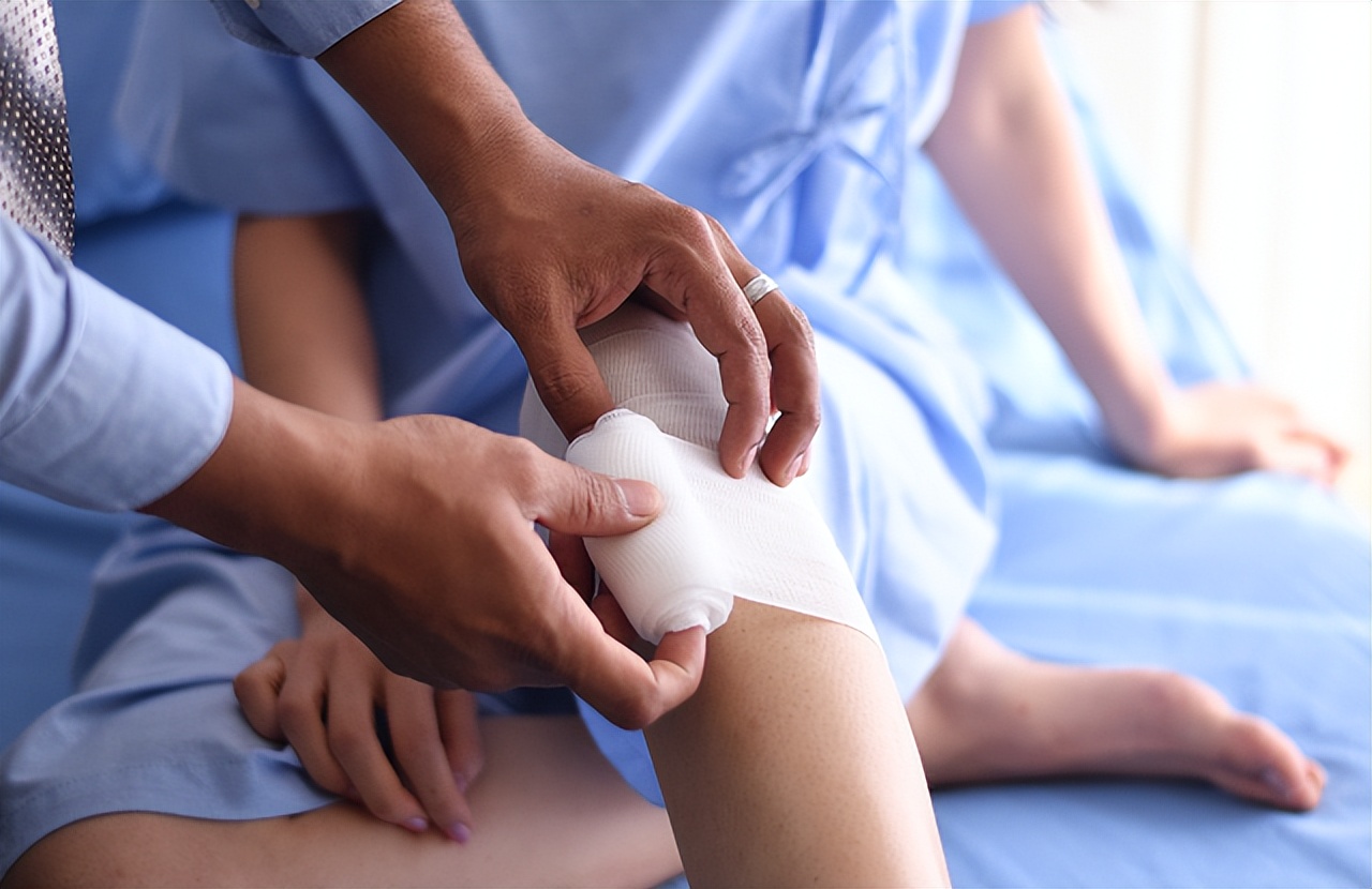 医生说有个囊肿是怎么回事,医生说囊肿是良性的但是需要手术