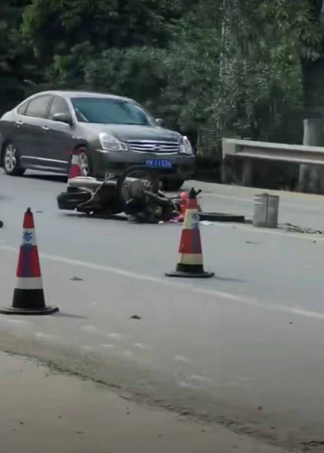 摩托与轿车相撞省道上演惊魂一幕,梧州五车相撞事件最新消息
