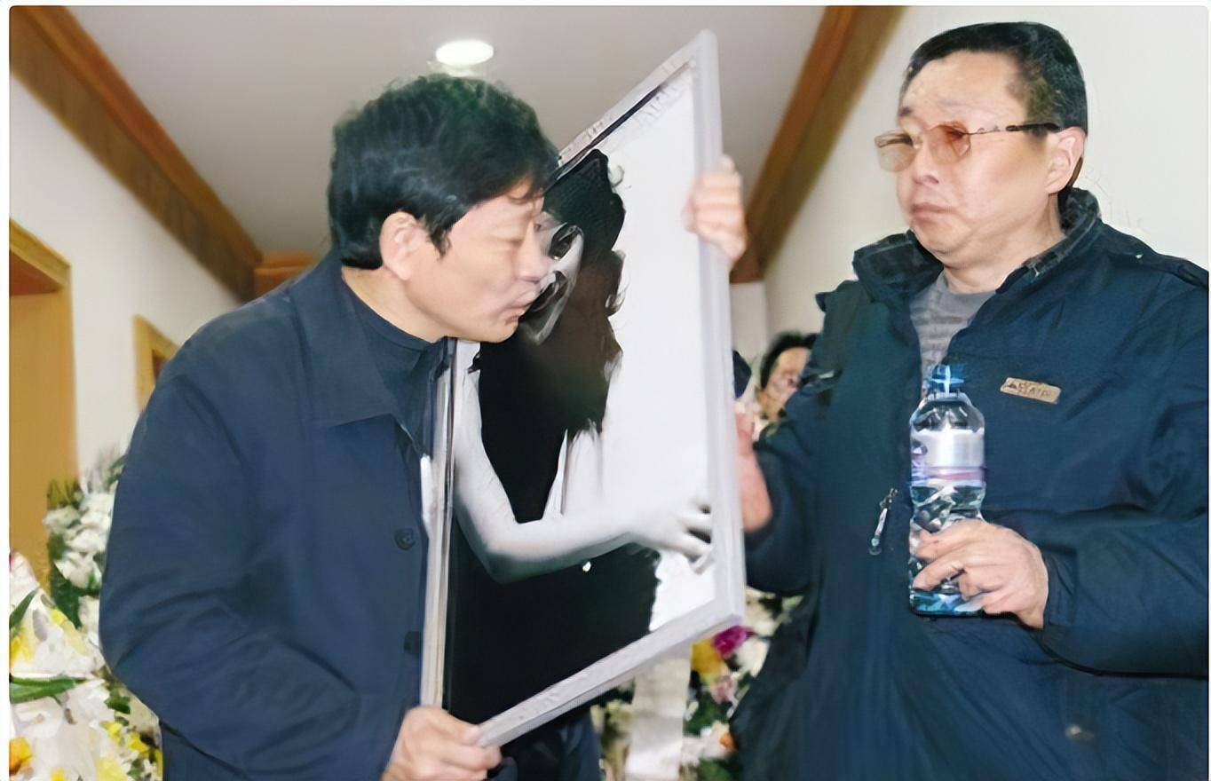 割喉去世的案例,被捅刀身亡的10位明星