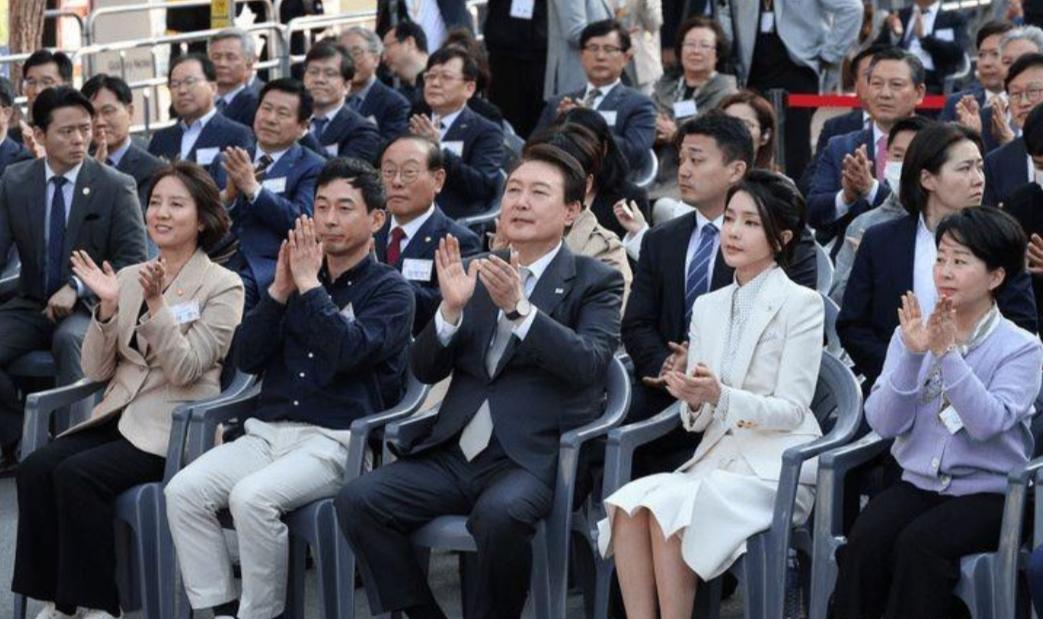 韩国夫人穿西服配半身裙,韩国总统夫人穿红色连衣裙