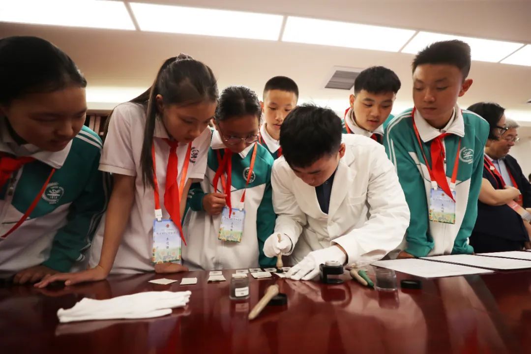 沉浸式体验法院零距离生动普法,零距离接触沉浸式体验