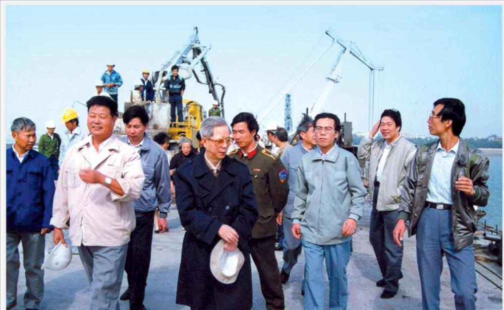 副总理*毅方**，坚持实事求是，正确看待两个凡是，推动高考制度恢复