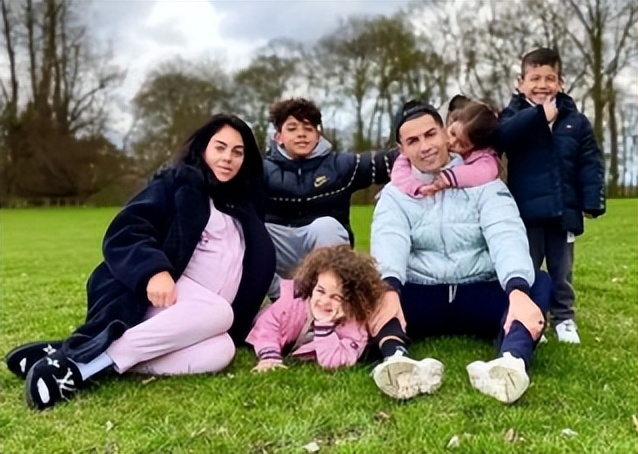 梅西获得金球奖c罗握手梅西,梅西工资卡给老婆