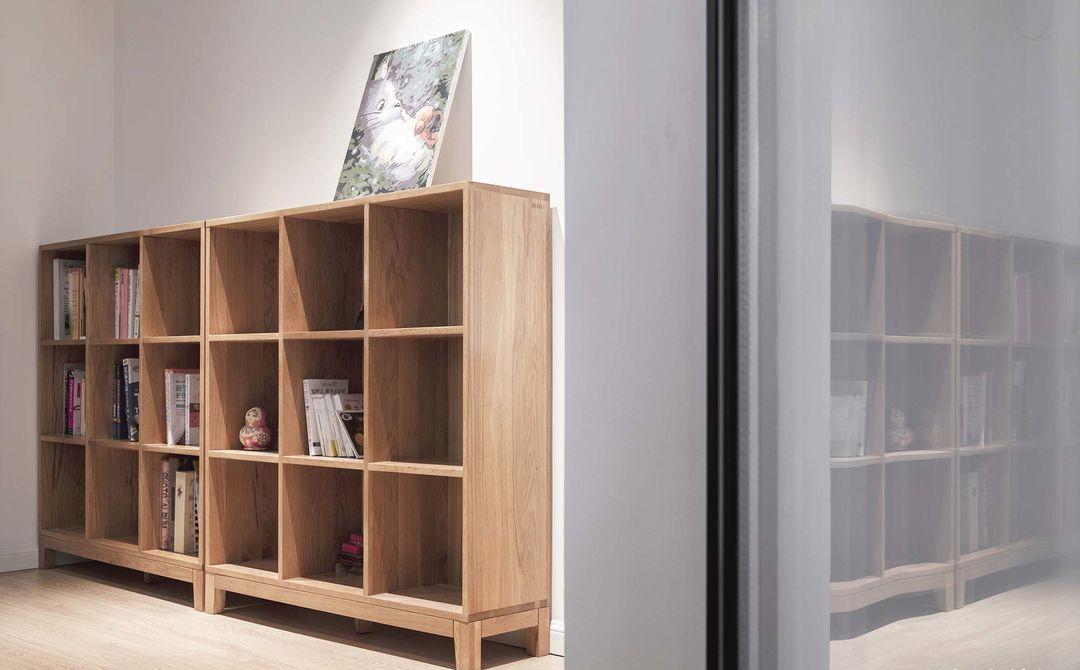 她在沙发后面“掏洞”造窗，完工后发现太明智了，全屋温暖又自然