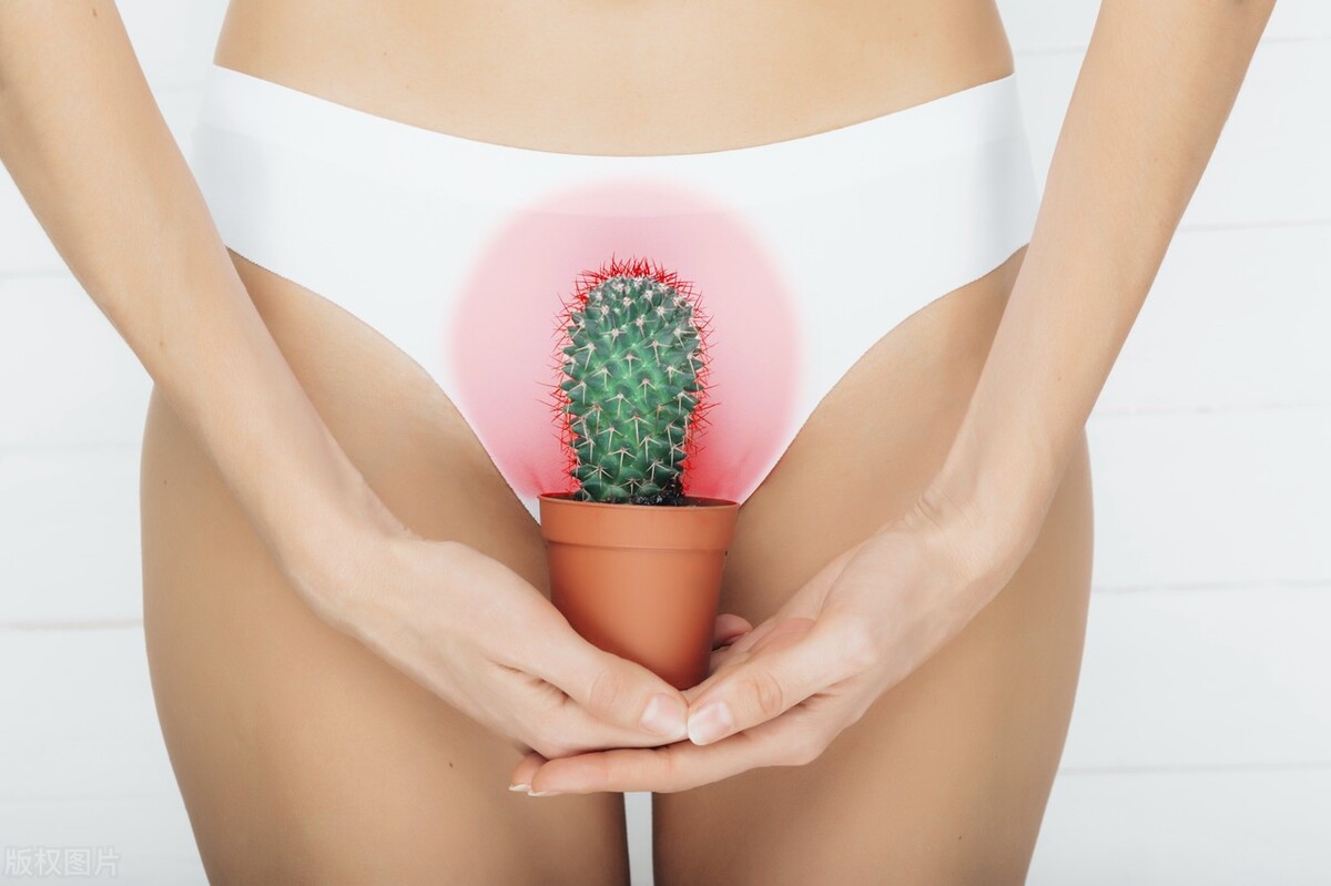 来月经尿血怎么回事女性,女孩来月经以为出血了