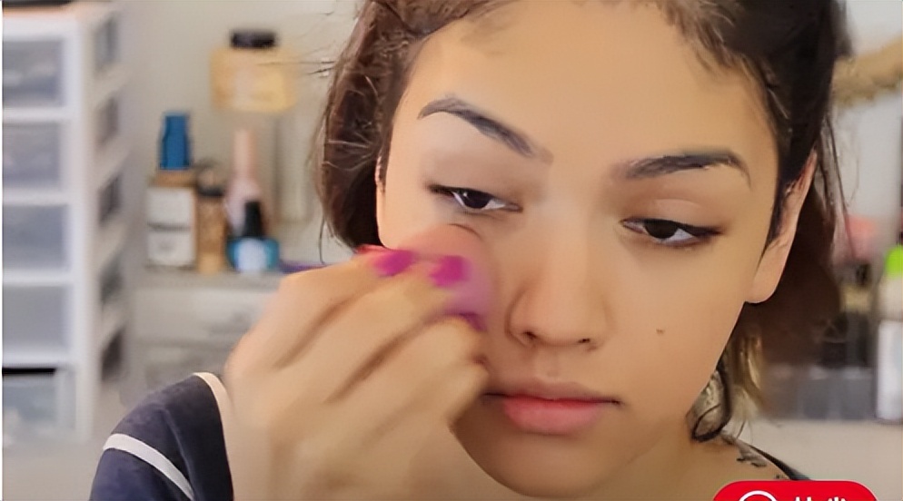 如何用海绵涂抹粉底液,用刷子刷粉底液正确方法