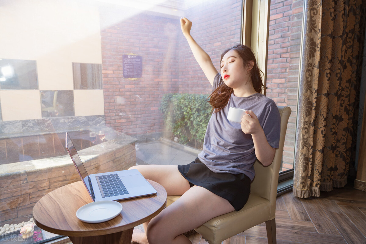 高度近视不戴眼镜的两大常见后果,近视的人长期不戴眼镜会怎么样