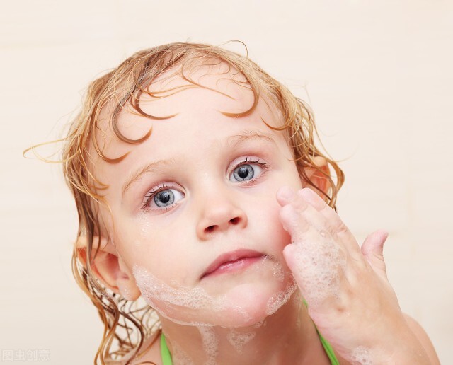 冬季皮肤干燥起皮用什么护肤,在干燥的冬季如何给宝宝护肤