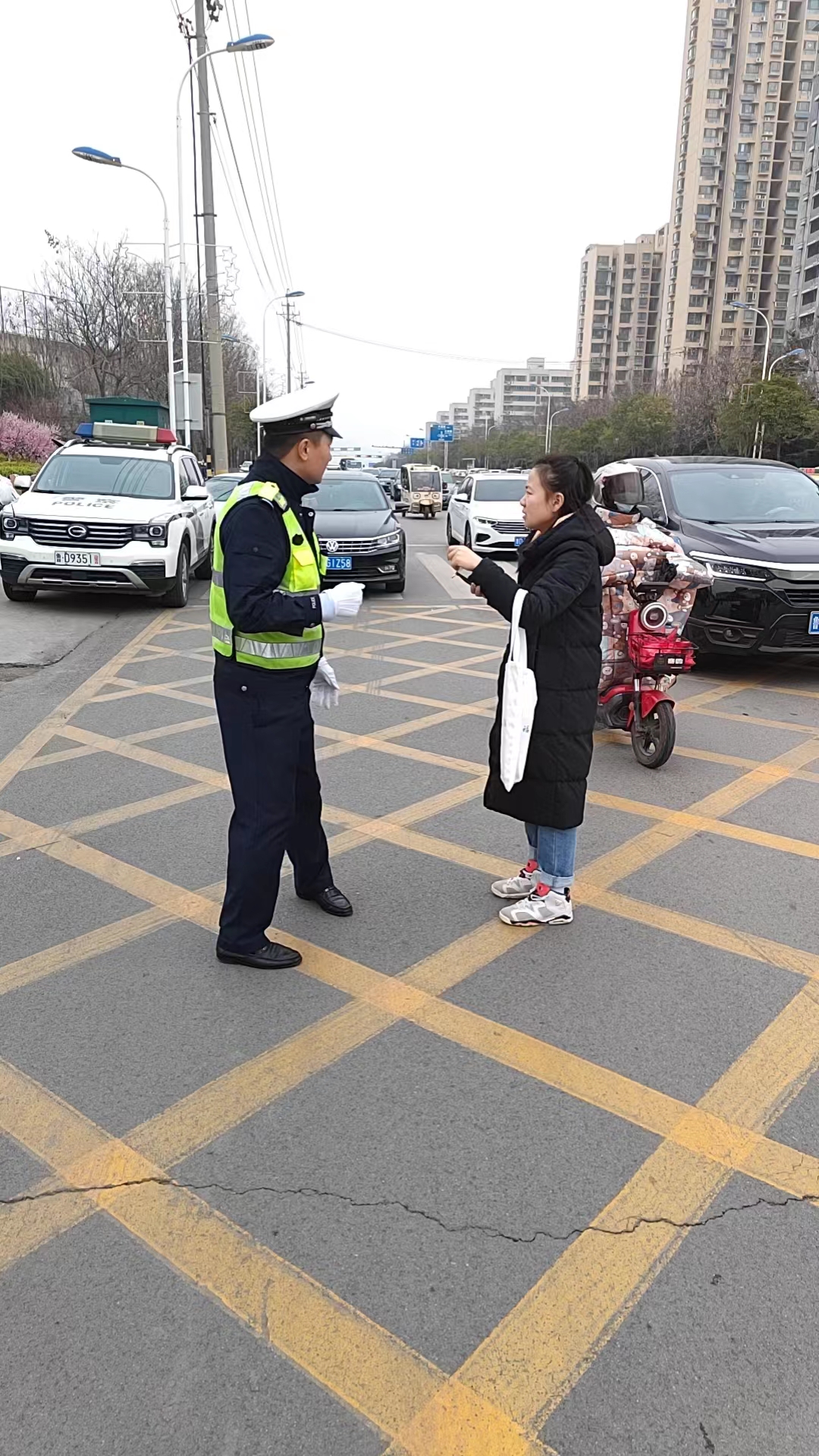 粗心考生遗失准考证交警紧急护送,马虎考生走错考点交警紧急救助