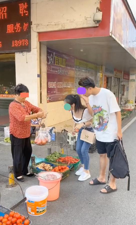 一对情侣买菜,一对情侣去超市买菜