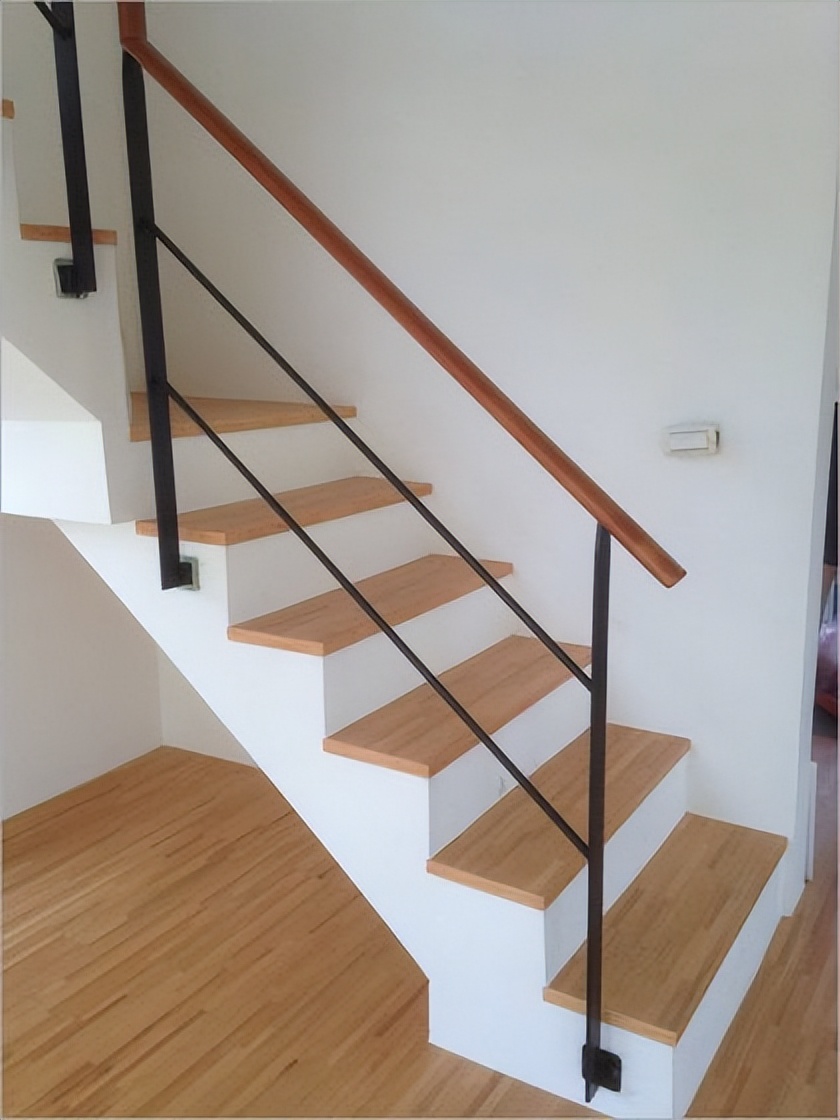 楼梯有必要装木扶手吗,楼梯一定要用石材吗