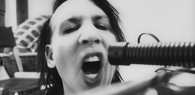 家暴、PUA、当众强奸，明星这个没心没肺的男人终于挨锤子了