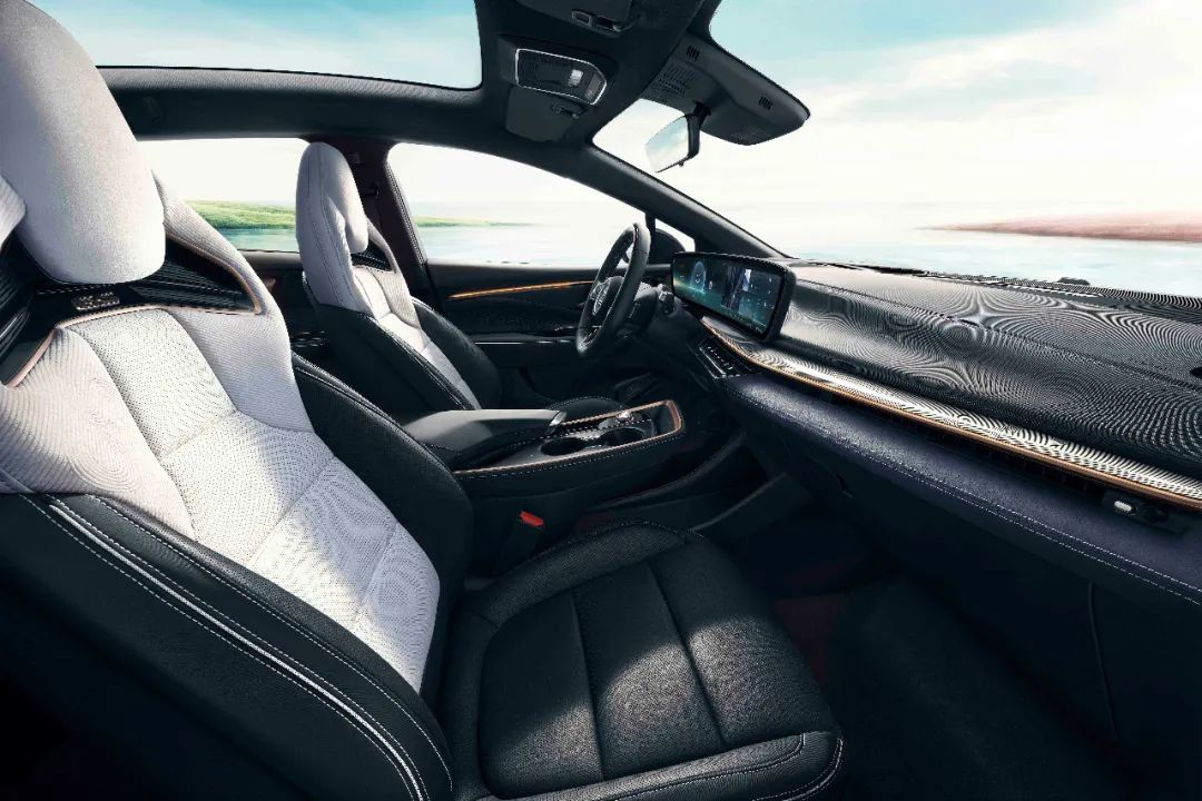 颜值和配置真的能打，别克E4纯电轿跑SUV上市