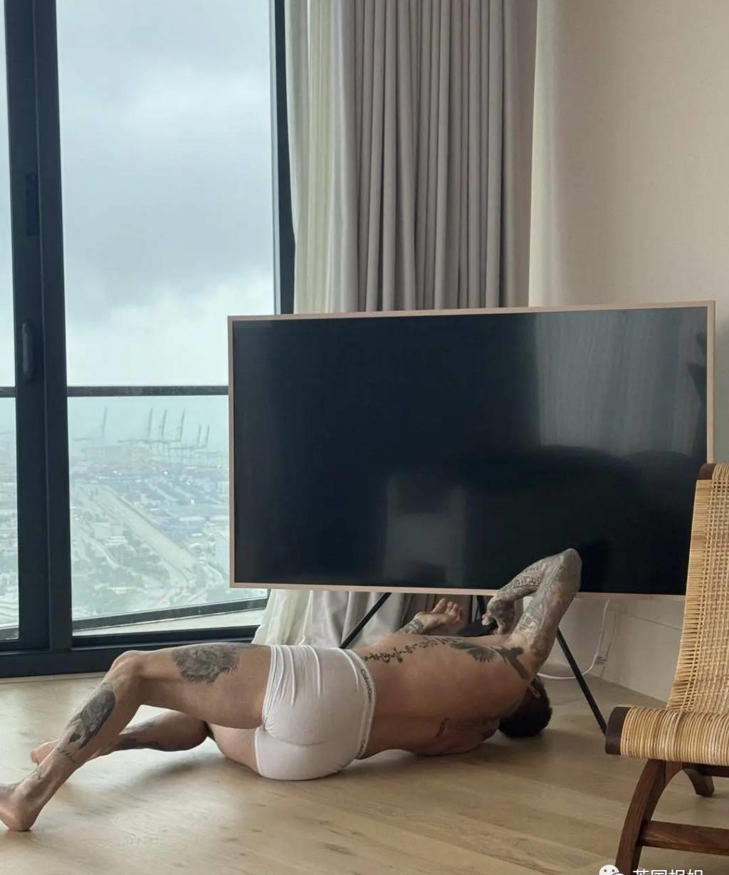 贝嫂狂晒48岁小贝半裸翘臀照，全球网友狂欢：谢嫂子带看男菩萨！