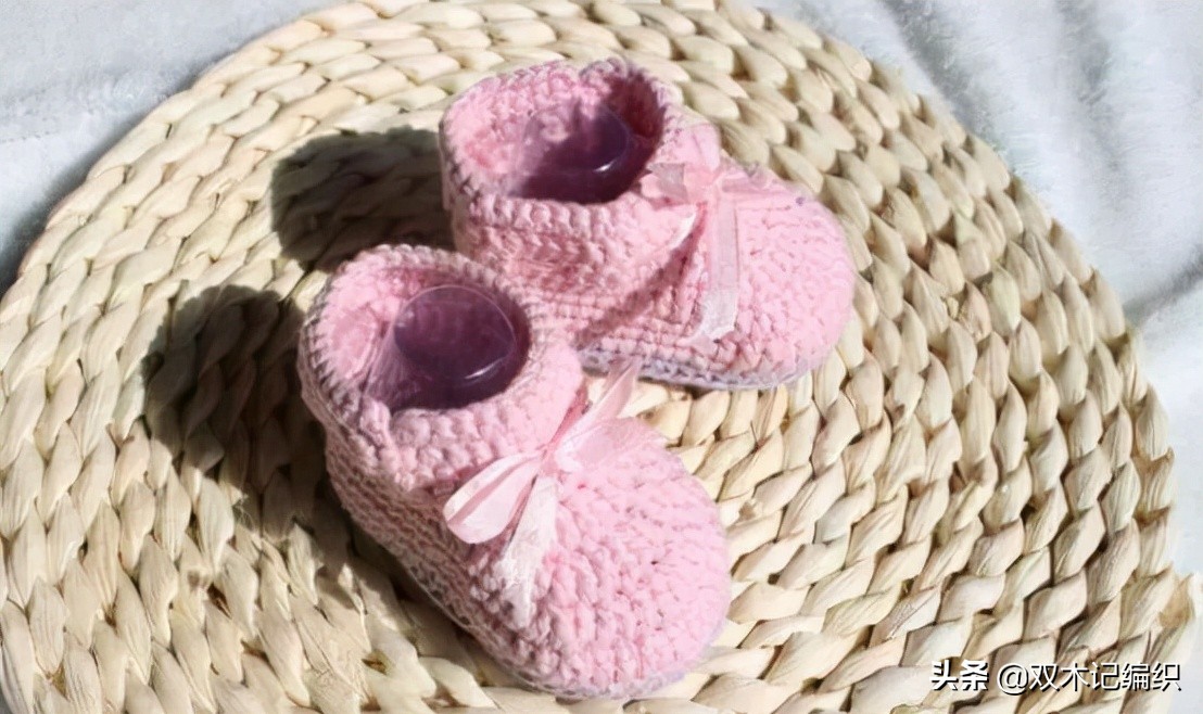 松鼠绒毛线婴儿鞋编织视频,网红毛线编织婴儿鞋视频