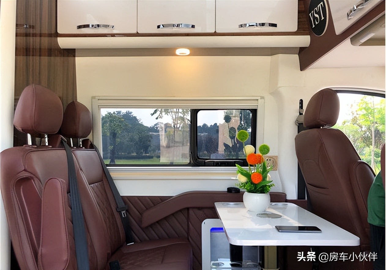 福特房车对比上汽大通原厂房车,高级福特房车改装案例