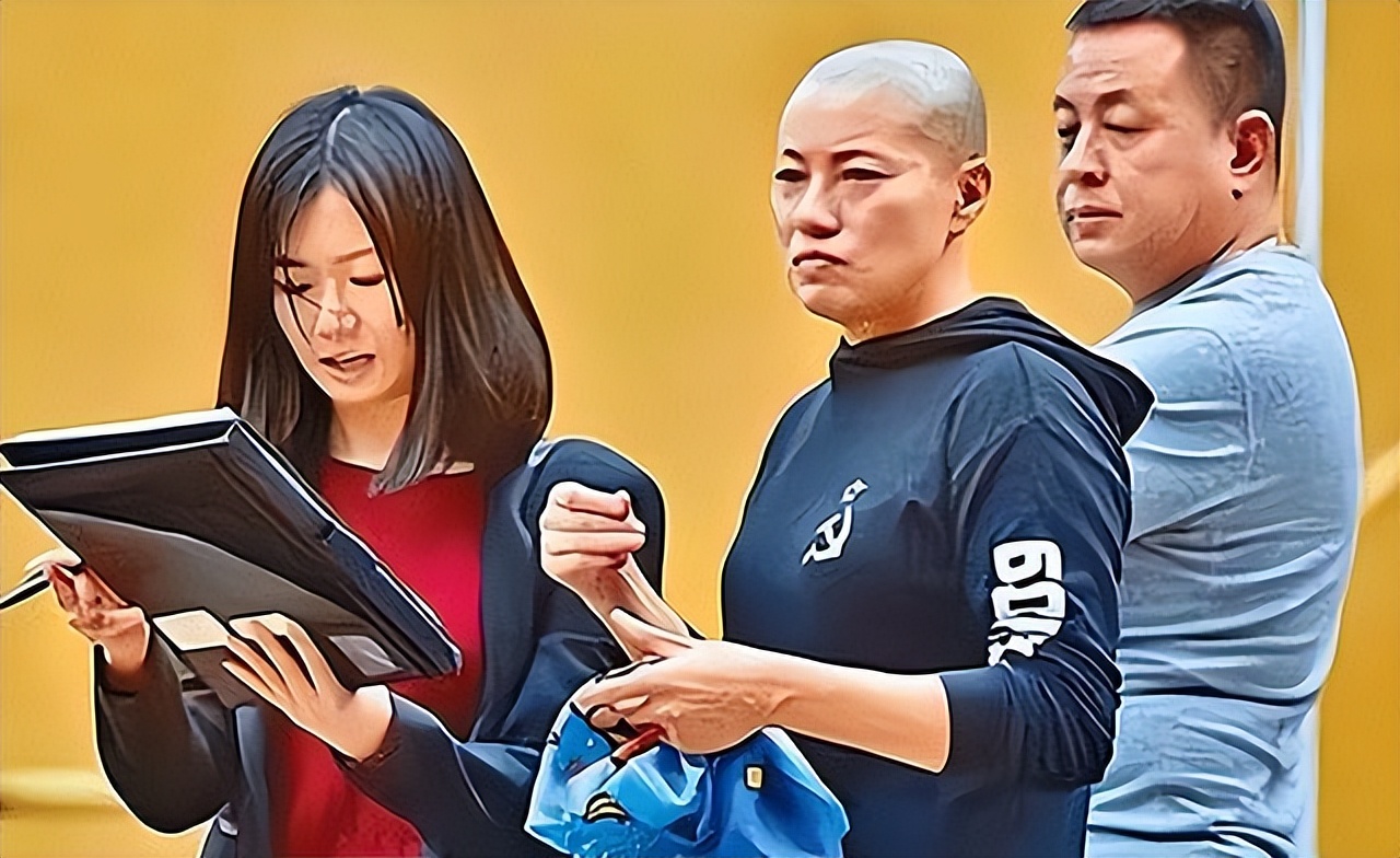 10年前，女住持戴假发穿黑丝跟和尚同居，开豪车住别墅用新款手机