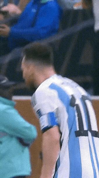 当法国队扳平比分球迷反应,当阿根廷赢得点球梅西如释重负