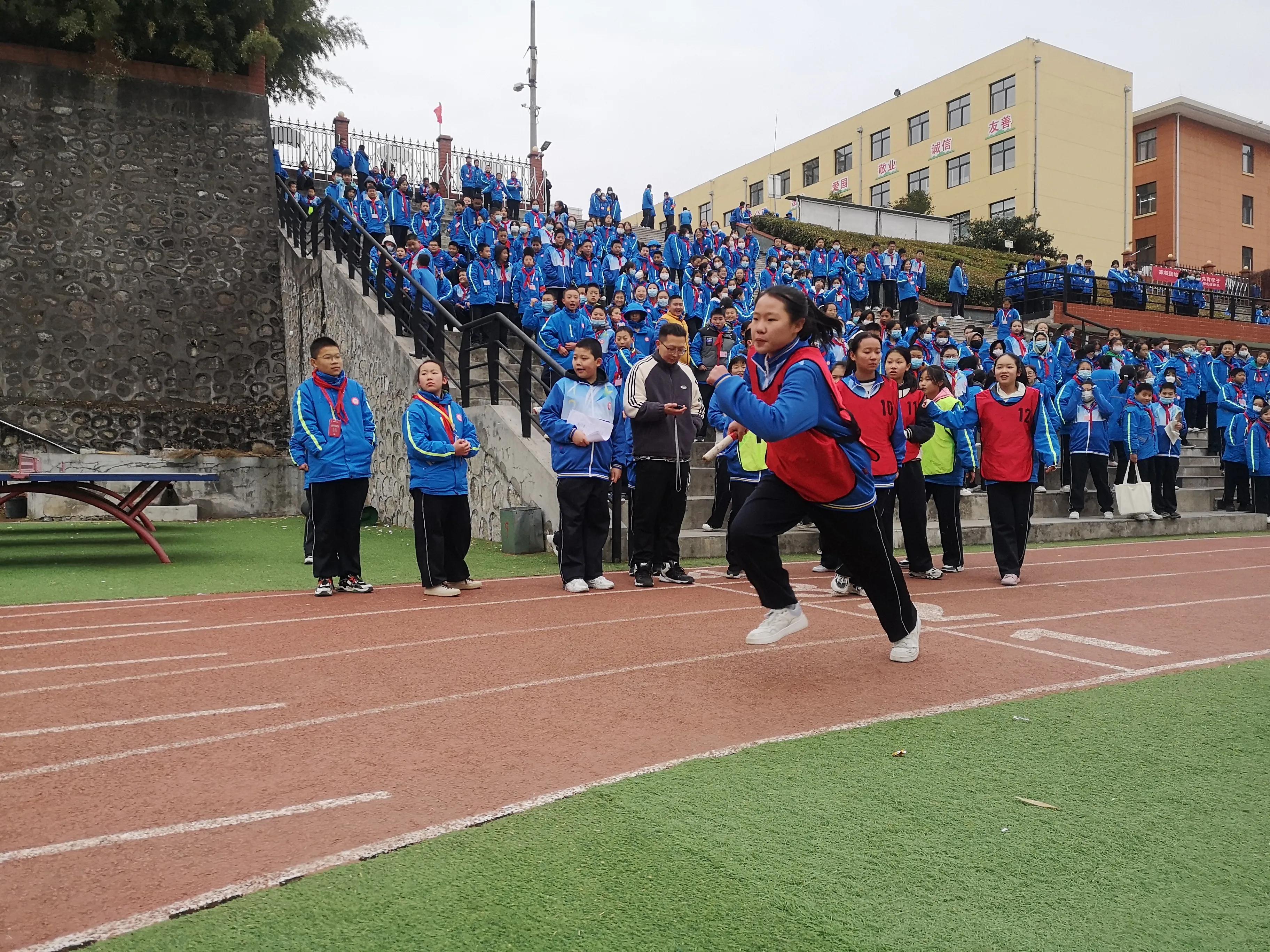 激烈的全班跑步比赛作文400字,激烈的接力比赛400字