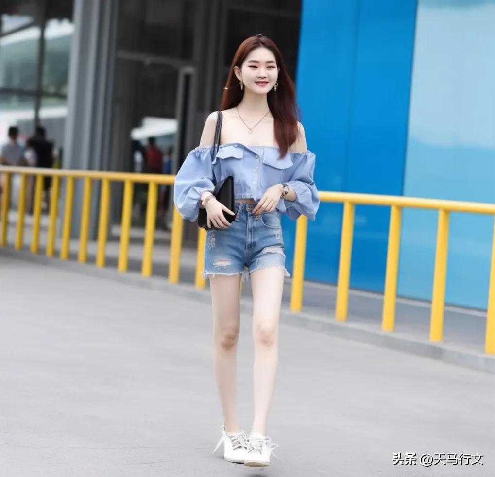 牛仔短裤搭配什么鞋最合适,牛仔背带短裤搭配什么最合适