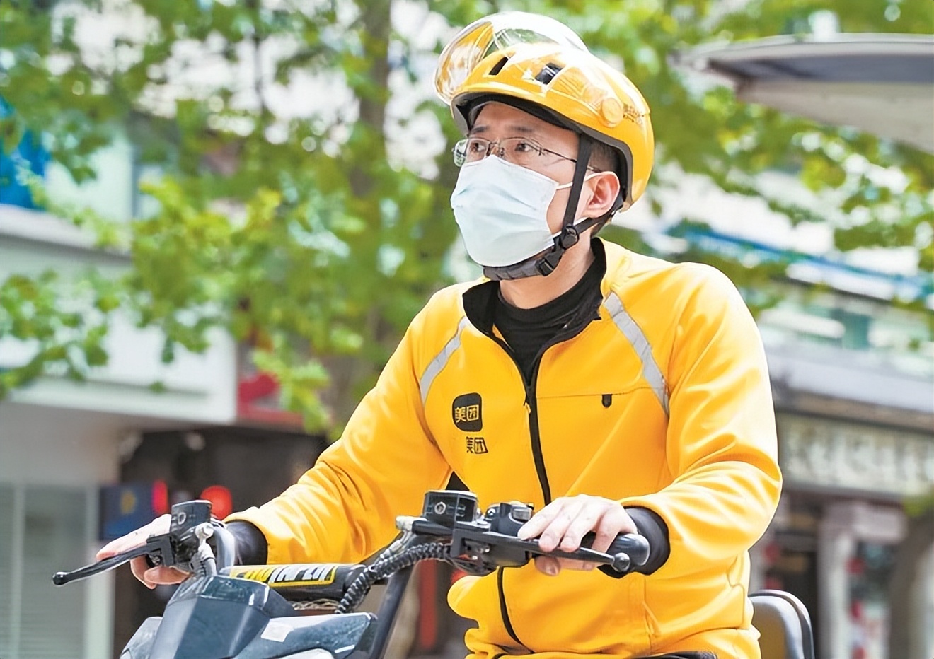 为什么年轻人都不干装修了，网友：送外卖一个月七八千，凭啥要去