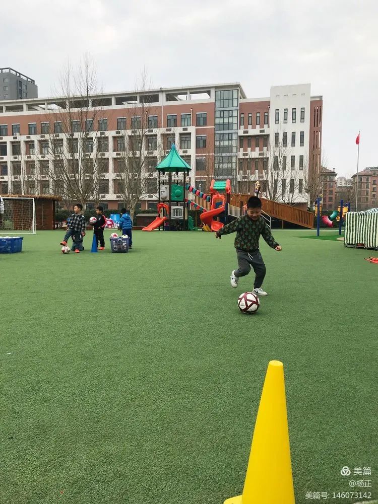 香蕉哥哥，一起动起来吧！奎文区实验幼儿园让更多的孩子逐梦绿茵