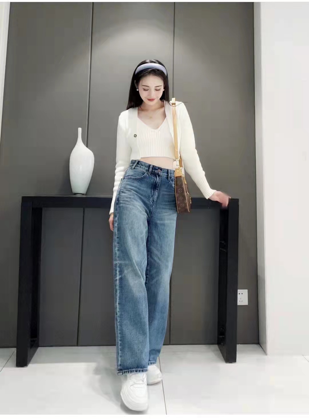 白色牛仔裤配什么颜色针织开衫,针织开衫白色和黑色哪个好看