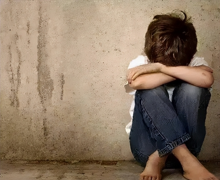 女大学生抱怨父母偷喝矿泉水,女大学生买了一箱矿泉水